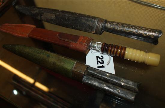 Two knives and a travelling knife